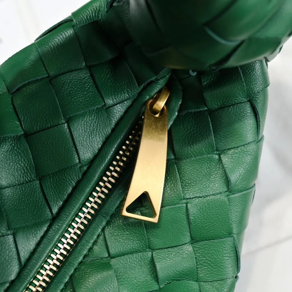Batch 1120 BV Bottega Veneta's new early spring women's MINI JODIE handbag BV bag 🔥The new method is based on the original rounded corners, knotted with classic woven leather round hobo bag, The most iconic triangular pull-out design, using sheepskin draped soft shape, is super suitable for concave shapes~ Jodie feels really gentle to people, and is definitely the best item for daily matching. It has the same weave, new elements and twists, is compact and versatile, and is the new favorite of street style Internet celebrities! Dimensions: 23x28x8 Model: 6699-1